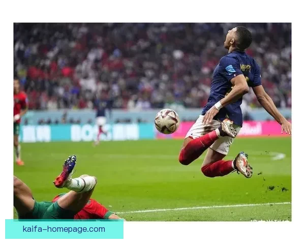 朱利亚诺赫拉德马丁先触球却动作凶狠引发争议